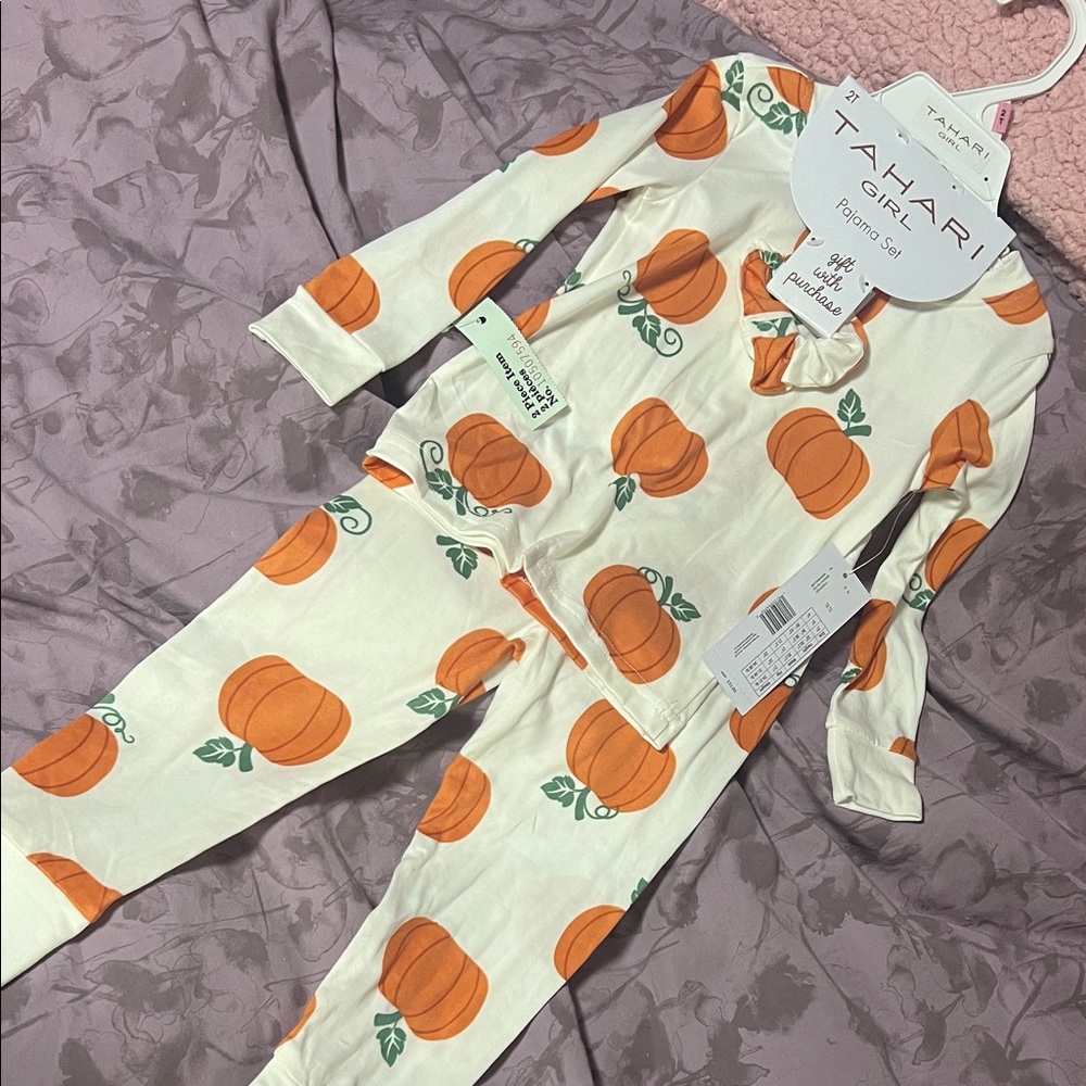 Tahari girls Pumpkin Pajama Set with matching scrunchie